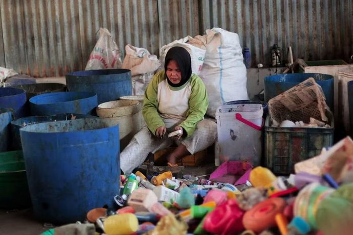 Người dân Indonesia tái chế rác thải nhựa.