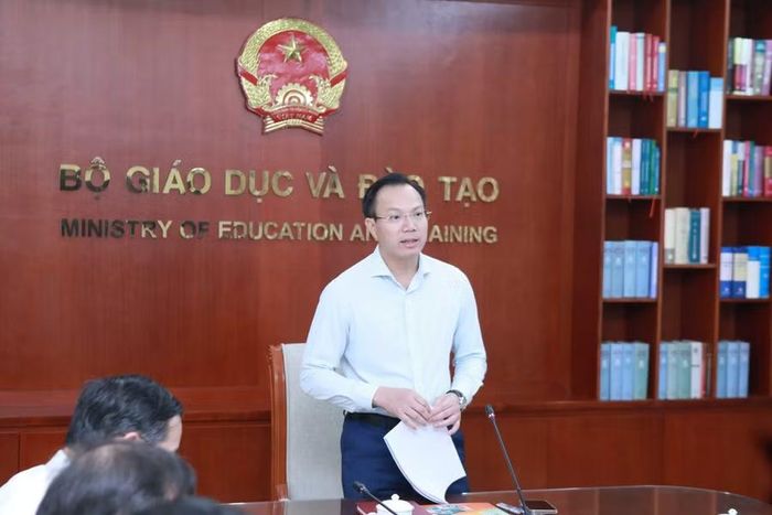 Thứ trưởng Bộ GD&ĐT Đoàn Trung Kiên chủ trì và phát biểu tại cuộc họp. Ảnh: Đình Tuệ.