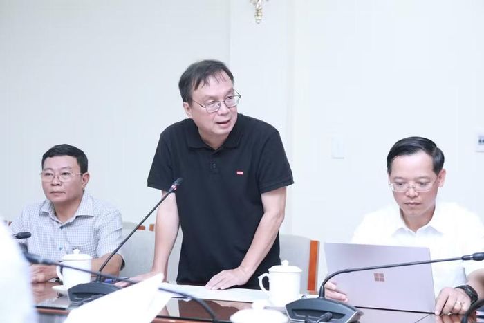 Ông Nguyễn Tiến Thanh trao đổi thông tin tại cuộc họp.