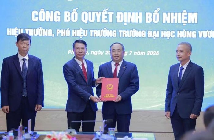 Ông Nguyễn Khắc Hiếu - Phó Chủ tịch UBND tỉnh Phú Thọ (thứ hai từ trái sang) trao quyết định bổ nhiệm Hiệu trưởng Trường Đại học Hùng Vương cho TS. Đỗ Khắc Thanh.