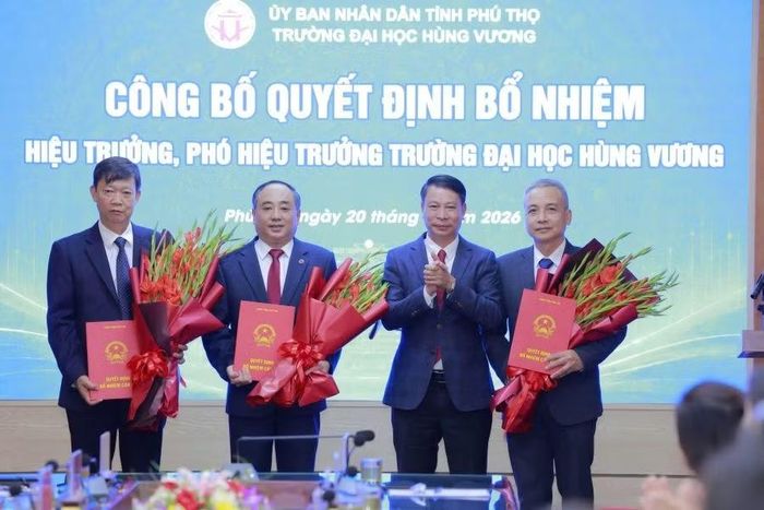 Ông Nguyễn Khắc Hiếu - Phó Chủ tịch UBND tỉnh Phú Thọ trao Quyết định bổ nhiệm và tặng hoa chúc mừng Hiệu trưởng và các Phó Hiệu trưởng Trường Đại học Hùng Vương.