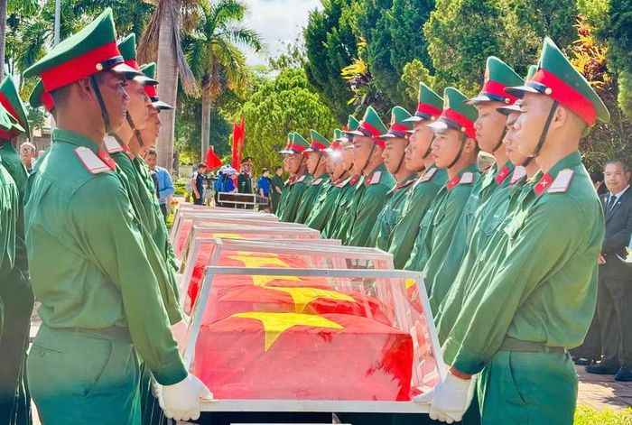 Lễ truy điệu và an táng 18 hài cốt liệt sĩ quân tình nguyện và chuyên gia Việt Nam hy sinh trên đất nước Campuchia.