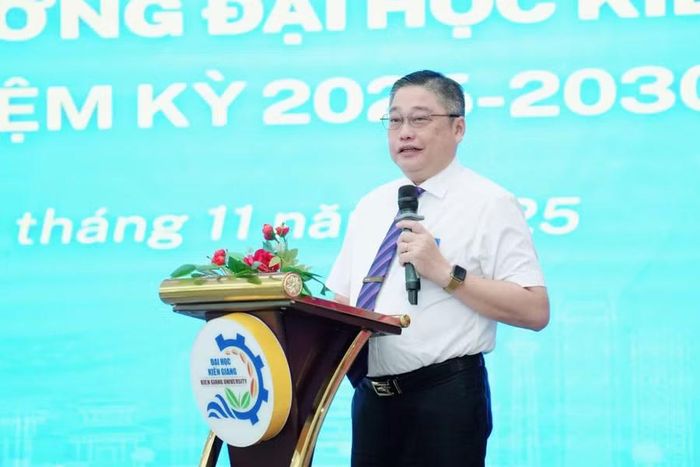 TS Nguyễn Hữu Thọ, Bí thư Đảng ủy, Hiệu trưởng Trường ĐH Kiên Giang cho rằng cần có lộ trình triển khai phù hợp cùng các chính sách đồng bộ như tăng chỉ tiêu đào tạo tiến sĩ, hỗ trợ kinh phí đào tạo, xây dựng cơ chế thu hút và giữ chân nhân tài.