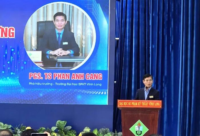 PGS.TS Phan Anh Cang, Phó Hiệu trưởng Trường ĐH Sư phạm Kỹ thuật Vĩnh Long cho rằng vai trò của giảng viên không chỉ dừng là truyền đạt kiến thức mà còn nghiên cứu, công bố khoa học, chuyển giao công nghệ, hướng dẫn học viên cao học, nghiên cứu sinh và tham gia giải quyết những vấn đề thực tiễn của doanh nghiệp, địa phương.