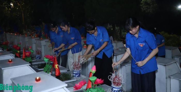 Thế hệ trẻ hôm nay luôn trân quý và biết ơn sâu sắc sự hy sinh của các anh hùng liệt sĩ. Ảnh: Đăng Hải