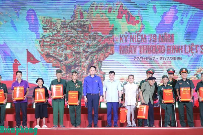 Lãnh đạo Trung ương Đoàn, Trung ương Hội Liên hiệp Thanh niên Việt Nam cùng lãnh đạo tỉnh Tuyên Quang tặng quà các cựu chiến binh, gia đình chính sách trong chương trình nghệ thuật "Tiếp nối huyền thoại - Khát vọng non sông", diễn ra tối 14/7, tại Nghĩa trang liệt sĩ quốc gia Vị Xuyên, tỉnh Tuyên Quang. Ảnh: Đăng Hải
