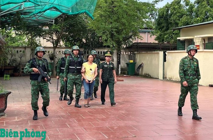 Cán bộ Bộ đội Biên phòng tỉnh Lào Cai áp giải hai đối tượng Hảng Seo Dũng và Hạng Thị Mua. Ảnh: Trung Dũng