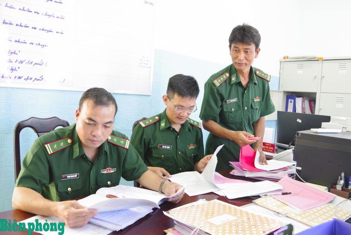Các thành viên đoàn công tác nắm tình hình thông qua hồ sơ, văn bản. Ảnh: Lê Khoa
