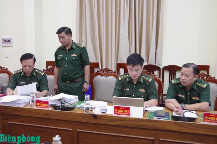 Các ủy viên chuyên trách Ủy ban Kiểm tra và phòng Tài chính kiểm tra hồ sơ, sổ sách các chuyên ngành. Ảnh: Lê Khoa