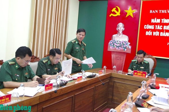 Đại tá Dương Văn Dược, Bí thư Đảng ủy, Chính ủy Bộ đội Biên phòng tỉnh Tây Ninh báo cáo với đoàn công tác. Ảnh: Lê Khoa