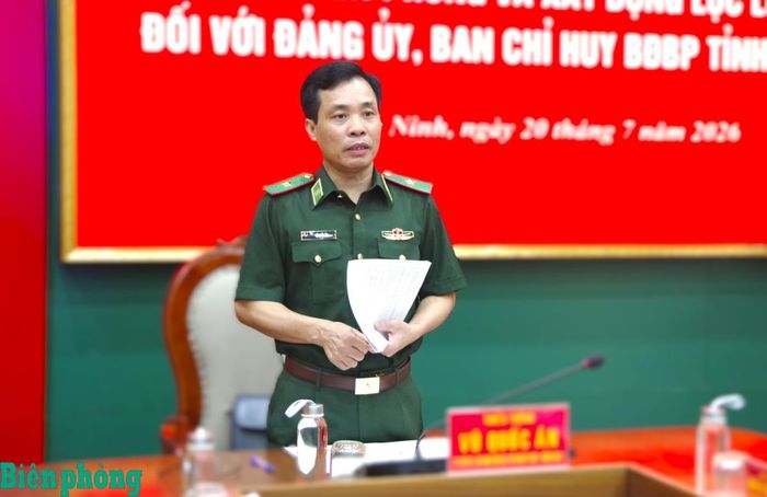 Thiếu tướng Vũ Quốc Ân quán triệt mục đích, yêu cầu nội dung làm việc. Ảnh: Lê Khoa