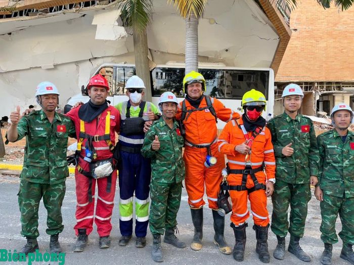 Thượng tá Trần Quốc Hương (thứ 4, từ trái sang) cùng đồng đội và lực lượng cứu hộ quốc tế tại hiện trường ở Venezuela. Ảnh: Q.H