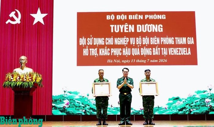 Thượng tá Trần Quốc Hương (ngoài cùng, bên phải) nhận Bằng khen của Thủ tướng Chính phủ vì có thành tích xuất sắc trong thực hiện nhiệm vụ tìm kiếm, cứu nạn, hỗ trợ nhân đạo, khắc phục hậu quả thảm họa động đất tại Venezuela. Ảnh: Thùy Trang