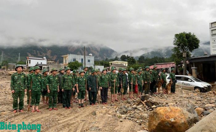 Các lực lượng tập kết tại hiện trường, thống nhất phương án và phân công khu vực tìm kiếm các nạn nhân còn mất tích tại bản Chít, xã Mường Than, tỉnh Lai Châu. Ảnh: Văn Nghĩa