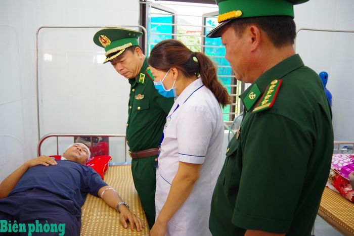 Thiếu tướng Nguyễn Văn Thiện thăm, động viên Thiếu tá Tống Duy Tân bị thương trong lúc làm nhiệm vụ. Ảnh: Thủy Nguyên