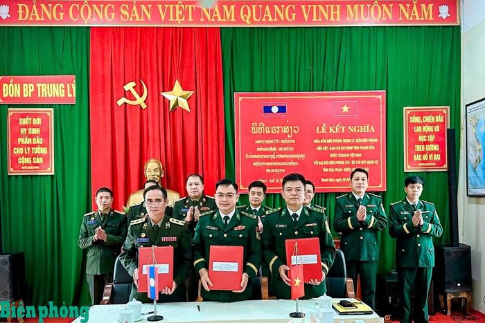 Chỉ huy Đồn Biên phòng Trung Lý, Đồn Biên phòng Hiền Kiệt và Đại đội Biên phòng 215 ký kết biên bản ghi nhớ. Ảnh: Hải Chuyền