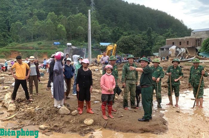 Đại tá Trương Minh Đức, Chỉ huy trưởng Ban Chỉ huy Bộ đội Biên phòng tỉnh Lai Châu trực tiếp có mặt tại hiện trường, thăm hỏi, động viên cán bộ, chiến sĩ đang làm nhiệm vụ tìm kiếm cứu nạn các nạn nhân lũ quét tại xã Mường Than. Ảnh: Đức Duẩn