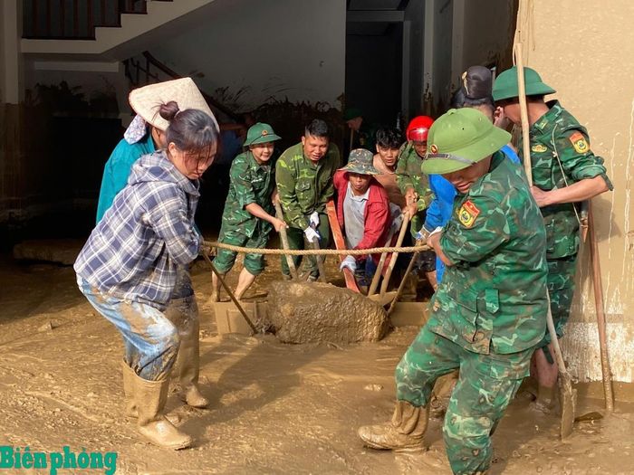 Cán bộ, chiến sĩ Bộ đội Biên phòng tỉnh Lai Châu cùng nhân dân bản Nậm Sáng, xã Mường Than khẩn trương dọn dẹp bùn đất, vệ sinh nhà cửa, giúp người dân sớm ổn định cuộc sống sau lũ. Ảnh: Đức Duẩn