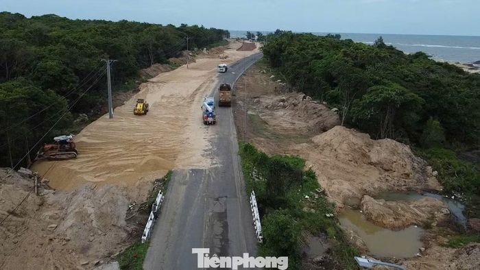 Trong khi đó, đoạn từ Khu du lịch nghỉ dưỡng cao cấp Trung Thủy đến quốc lộ 55 (xã Bình Châu) đang được triển khai các hạng mục san lấp nền đường và xây dựng hệ thống thoát nước.