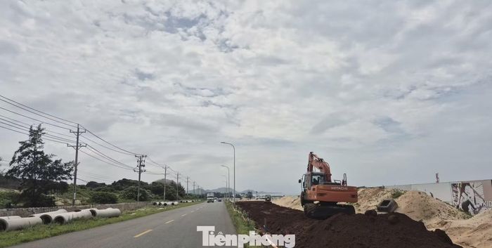 Nguồn đất san lấp cũng thiếu hụt, trong khi vẫn còn một số hộ dân và doanh nghiệp chưa bàn giao mặt bằng, khiến chủ đầu tư chưa thể bàn giao toàn bộ mặt bằng cho các nhà thầu triển khai đồng loạt. Mặc dù các nhà thầu đã nhiều lần kiến nghị với chủ đầu tư, đến nay những khó khăn này vẫn chưa được giải quyết dứt điểm.