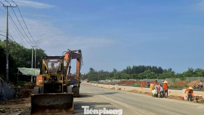 Nhiều tháng qua, trên công trường tuyến đường ven biển TPHCM - Lâm Đồng (ĐT994), các nhà thầu đang khẩn trương thi công nhiều hạng mục nhằm đẩy nhanh tiến độ dự án. Đến nay, một số dự án thành phần đã hoàn thành và đưa vào khai thác, còn một số đoạn như tại đoạn từ ngã ba Lò Vôi đến cổng Khu du lịch Thùy Dương (xã Long Hải và xã Phước Hải), các nhà thầu đang triển khai thảm nhựa mặt đường và thi công vỉa hè.