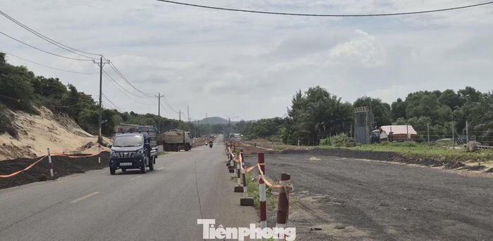 Đối với đoạn từ ngã ba Long Phù đến cầu Sông Ray và nhánh kết nối tỉnh lộ 44B, một số đoạn đã hoàn thành thảm nhựa và đưa vào khai thác, trong khi phần lớn còn lại đang thi công hệ thống cống thoát nước và san lấp mặt bằng.