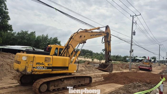 Theo nhà thầu dự án thi công từ cầu Sông Ray đến Khu du lịch nghỉ dưỡng cao cấp Trung Thủy, đơn vị đã huy động tối đa máy móc, thiết bị và nhân lực để bảo đảm tiến độ. Tuy nhiên, nhiều vướng mắc vẫn chưa được tháo gỡ. Nguồn đá xây dựng khan hiếm, giá bán tại các mỏ được cấp phép cao hơn mức công bố của Sở Xây dựng TPHCM.