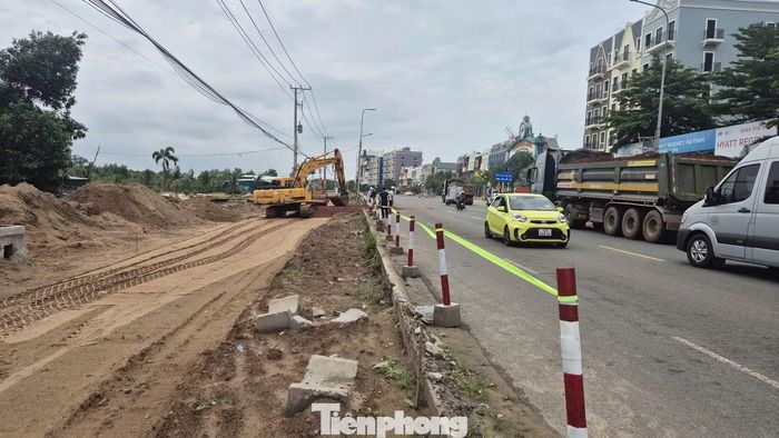 Riêng đoạn từ cầu Sông Ray đến Khu du lịch nghỉ dưỡng cao cấp Trung Thủy (xã Hồ Tràm), các nhà thầu đang tăng tốc thi công theo tiến độ bàn giao mặt bằng. Tuy nhiên, việc thiếu nguồn vật liệu xây dựng đang ảnh hưởng không nhỏ đến tiến độ của gói thầu.