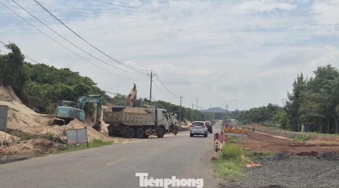 Các nhà thầu tận thu khoáng sản là cát trên tuyến đường thi công để san lấp phần dưới cùng nhưng vẫn thiếu nguyên vật liệu là đất phủ, đá