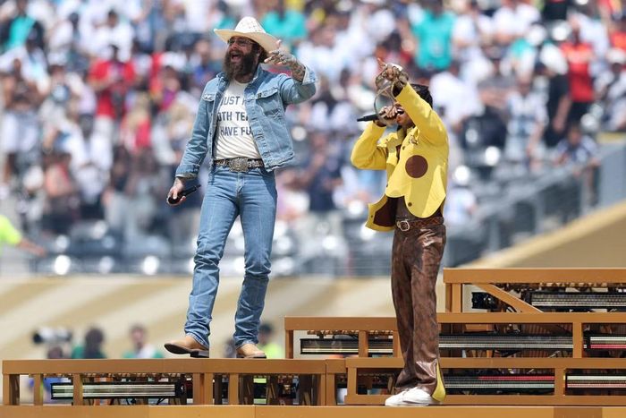 Post Malone và Swae Lee khuấy động sân khấu lễ bế mạc World Cup 2026 trước trận chung kết giữa Tây Ban Nha và Argentina tại sân New York New Jersey.