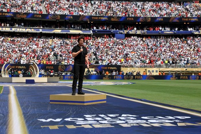 Anh rời sân sau khi phát biểu trên sân trước trận Chung kết FIFA World Cup 2026 giữa Tây Ban Nha và Argentina tại Sân vận động New York New Jersey.