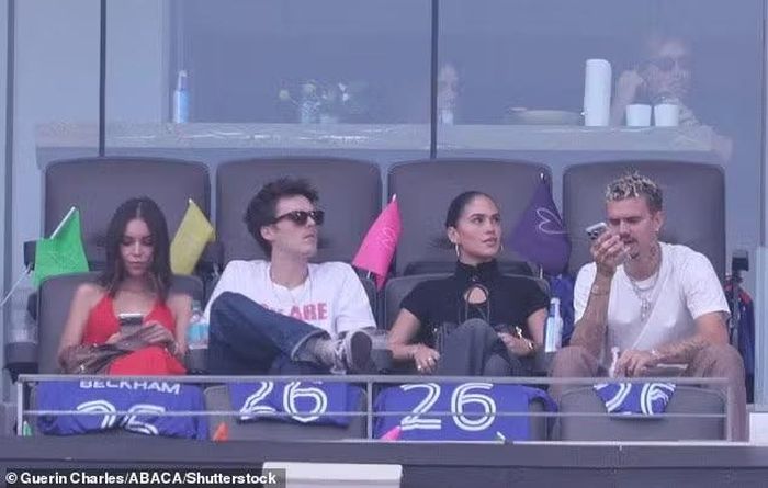 Romeo và Cruz Beckham cùng với bạn gái của họ là Kim Turnbull (phải) và Jackie Apostel (trái) đã đến dự trận chung kết World Cup ở New York vào Chủ nhật.