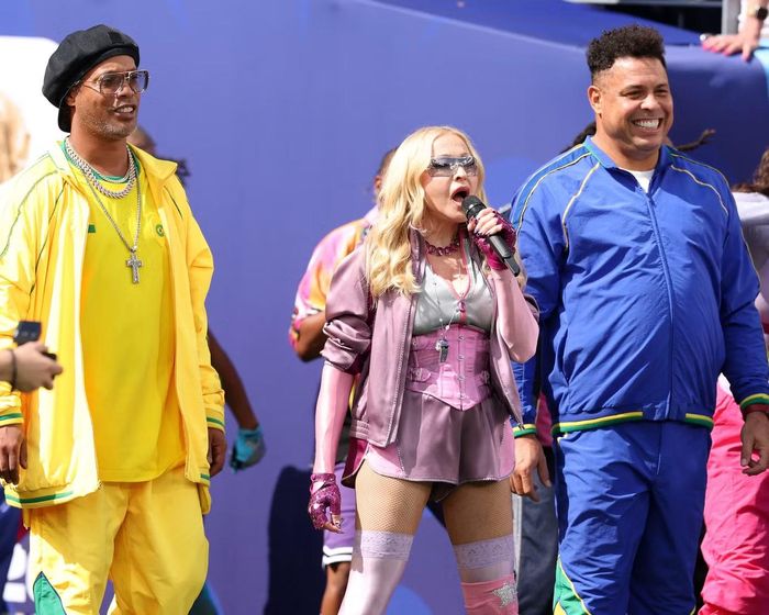 Ronaldinho, Madonna và Ronaldo trong màn trình diễn giữa giờ nghỉ trận chung kết World Cup. Ảnh: Getty Images.