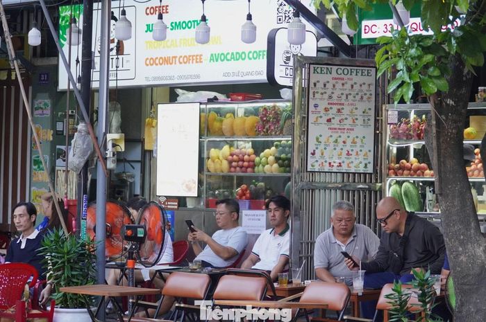 Biển hiệu, thực đơn toàn tiếng nước ngoài dù đối tượng khách phục vụ là người Việt cũng không ít.