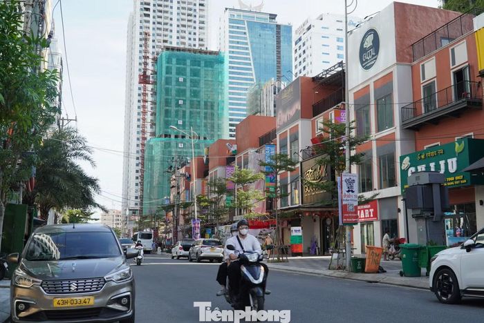 Tuyến phố ven biển với những cửa hàng dịch vụ nối tiếp nhau. Do đặc thù phục vụ du khách, đặc biệt du khách nước ngoài nên không ít cơ sở "quên" ghi tiếng Việt. Anh Minh Vương (37 tuổi, phường Hải Châu) cho hay việc các cơ sở ghi chữ nước ngoài để nhắm đến đối tượng khách phục vụ cũng là điều dễ hiểu, tuy nhiên cần phải có thêm tiếng Việt ở bên dưới để thể hiện sự tôn trọng yếu tố bản địa, tôn trọng tiếng Việt và để người dân, du khách Việt dễ tiếp cận dịch vụ hơn.