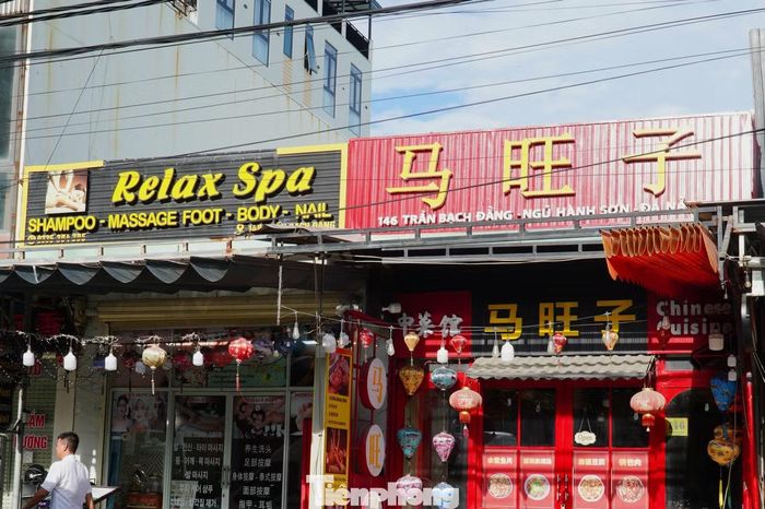 Nhiều du khách Việt, nhất là người lớn tuổi bó tay với những biển hiệu toàn chữ nước ngoài. "Tôi muốn ăn vài món đặc sản Đà Nẵng, thấy quanh đây cũng nhiều quán xá, có điều toàn chữ nước ngoài nên không dám vào, không biết bên trong họ bán gì cả. Đi một hồi tôi mới tìm được nhà hàng chuyên bán hải sản, có chữ nước ngoài lẫn tiếng Việt", ông Nguyễn Tùng (quê Đắk Lắk) nói.