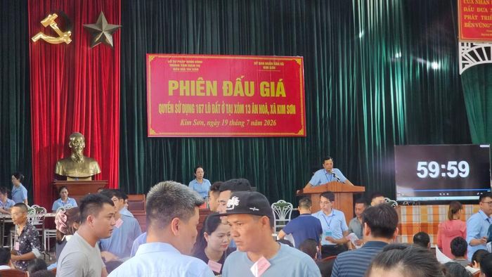 Phiên đấu giá quyền sử dụng 167 lô đất ở tại xã Kim Sơn (tỉnh Ninh Bình) diễn ra sáng 19/7, thu hút 274 khách hàng tham gia đấu giá với gần 2.100 hồ sơ. Ảnh: Phan Thiên.