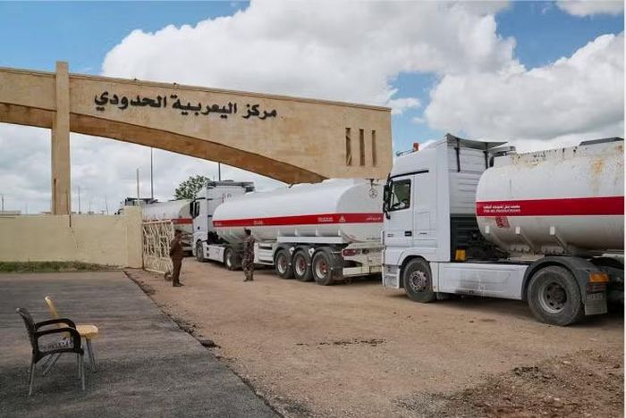 Đoàn xe bồn chở dầu đi vào Syria qua vùng tây bắc Iraq, tháng 5/2026. (Ảnh: AP)