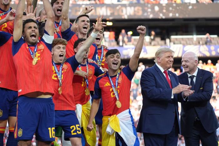 Tổng thống Mỹ Donald Trump cùng Chủ tịch FIFA Gianni Infantino trao cúp và chúc mừng đội vô địch Tây Ban Nha.