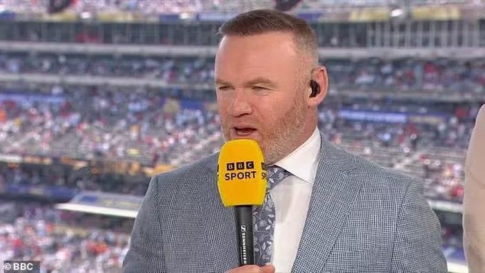 Rooney gây sốt với lời chê thẳng show giữa giờ.