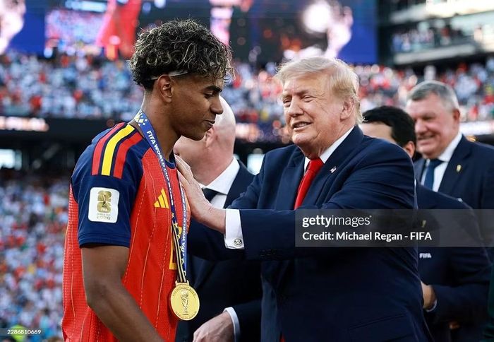 Tổng thống Mỹ Donald Trump trao huy chương cho Lamine Yamal. Cơ hội dứt điểm cho Yamal đã có trong hiệp một sau một pha chạy chỗ xuống từ đường chuyền của đồng đội, nhưng góc sút quá hẹp và số 19 cũng dứt điểm không tốt. Dù không ghi bàn ở trận đấu quan trọng, Lamine Yamal vẫn có nhiều đóng góp vào lối chơi của Tây Ban Nha.