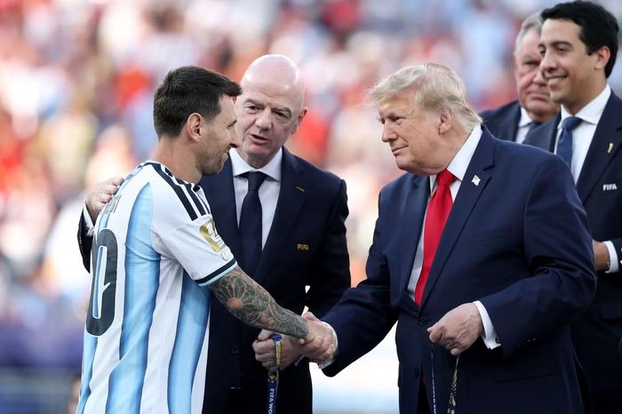 Ông Trump bắt tay động viên Lionel Messi sau trận đấu. Tổng thống Mỹ Donald Trump cũng nhiều lần dành lời khen ngợi cho siêu sao người Argentina.