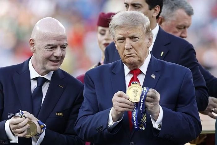 Tổng thống Donald Trump liên tục xuất hiện tại các sự kiện thể thao kể từ khi tái đắc cử. Trong thời gian tổ chức World Cup 2026, Tổng thống Trump từng gọi điện cho Chủ tịch FIFA để vận động xem xét lại án treo giò vì thẻ đỏ gây tranh cãi của ngôi sao đội tuyển Mỹ Folarin Balogun.