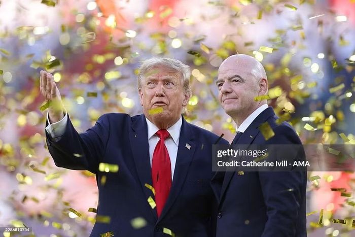 Tổng thống Trump đến sân vận động MetLife bằng trực thăng Marine One. Chiếc trực thăng của tổng thống bay lượn trên sân khoảng 45 phút trước khi trận đấu bắt đầu.