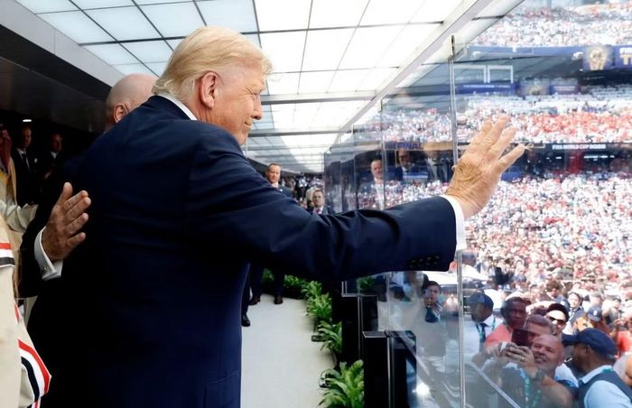 Tổng thống Mỹ cùng Phu nhân Melania Trump và con trai út Barron Trump ngồi trong khu vực ghế hạng sang có vách kính ở phía tây sân vận động ngay trước khi trận đấu bắt đầu.