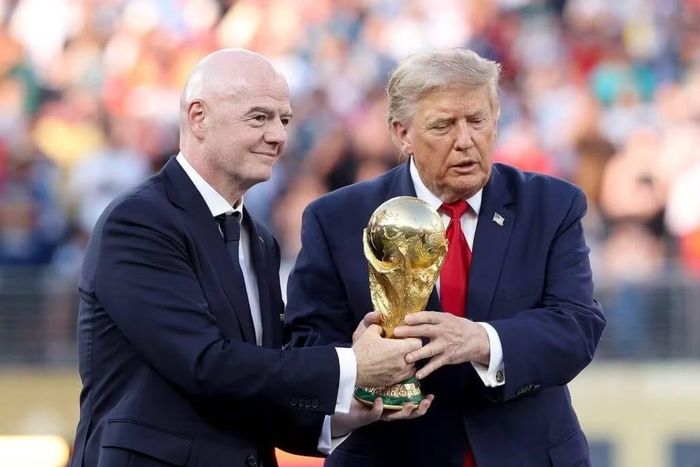 Chiếc cúp vàng được mang đến bởi Sergio Ramos, trước khi Tổng thống Donald Trump và Chủ tịch FIFA Infantino giơ cao và trao cho tuyển Tây Ban Nha.