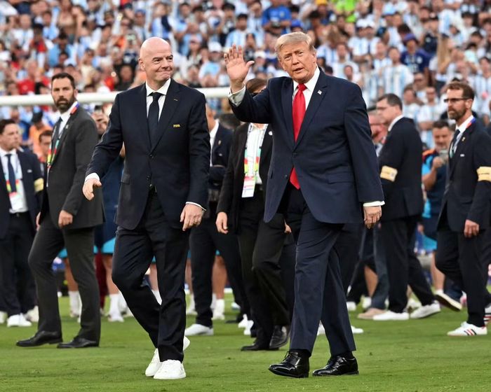 Khoảnh khắc Tổng thống Donald Trump cùng Chủ tịch FIFA Infantino bước xuống sân sau khi trận đấu giữa Tây Ban Nha và Argentina khép lại.