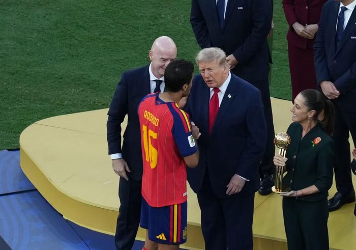 Tổng thống Donald Trump bắt tay Rodri - Quả bóng vàng World Cup 2026.
