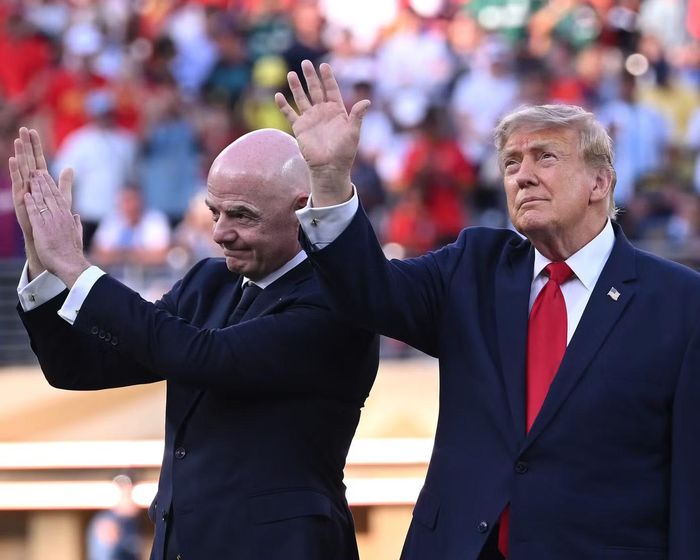 Tổng thống Mỹ Donald Trump cùng Chủ tịch FIFA Infantino đã trao cúp cho nhà vô địch World Cup 2026 sau trận đấu kịch tính diễn ra trên sân MetLife (Mỹ) tối 19/7 (theo giờ địa phương).