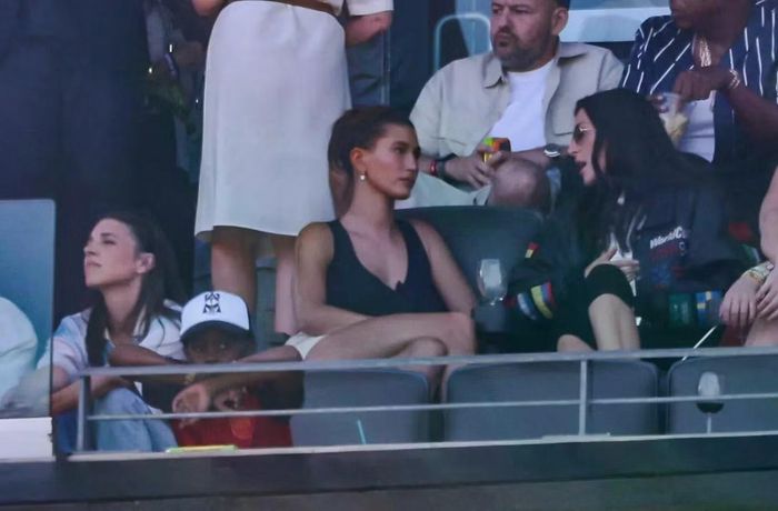 Hailey Bieber ngồi chung khu vực với Jay-Z và Beyoncé. Cô đến cổ vũ bóng đá và cả chồng mình, Justin Bieber, khi nam ca sĩ tham gia buổi diễn giữa giờ. Ảnh: SplashNews.com